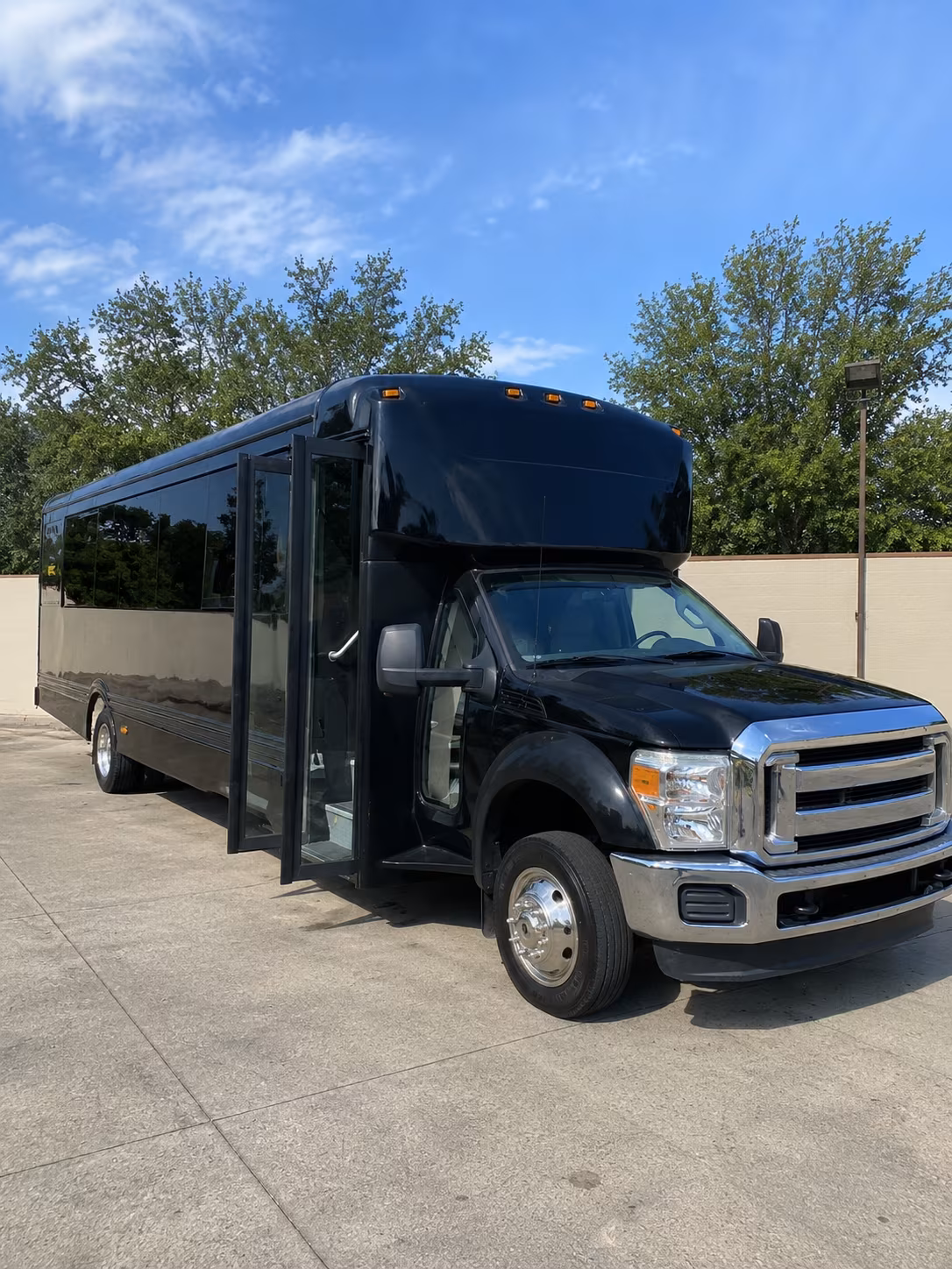 elizabeth 20 passenger party bus