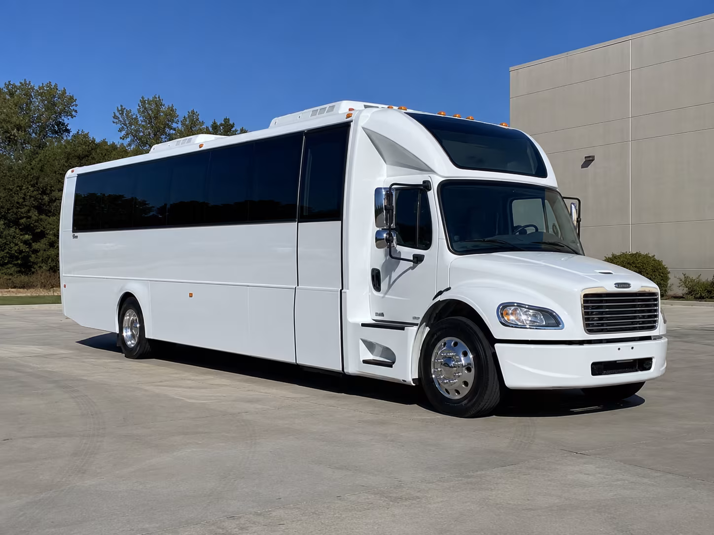 elizabeth 28 passenger party bus